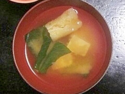 絹ごし豆腐・生わかめ・油揚げの味噌汁(鰹だし)